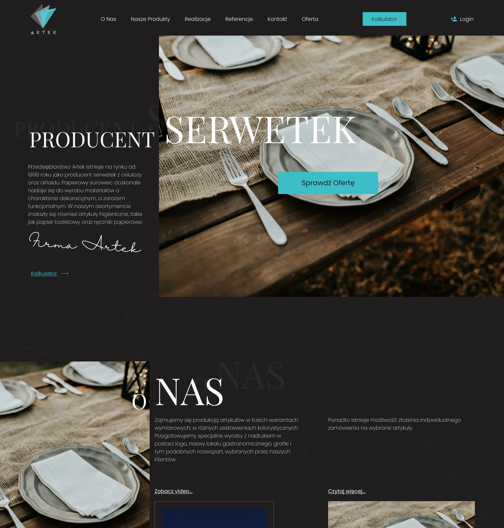 Stół drewniany na zewnątrz nakryty lnianym obrusem, z talerzami, sztućcami i białymi serwetkami na talerzach.